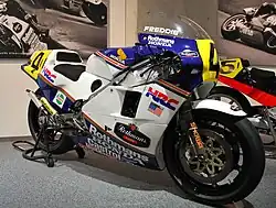 In het seizoen 1985 hadden alle fabrieksteams tabakssponsoring. Dit is de Rothmans-HRC-Honda NSR 500 van wereldkampioen Freddie Spencer