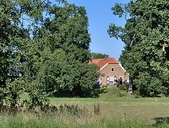 Het boerenhuis de Hondeborg dat thans op de burchtheuvel gelegen is
