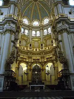 Blik in het priesterkoor van de kathedraal van Granada