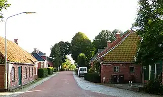Gezicht op de hoofdstraat (Tjarda van Starkenborghweg) van Tinallinge