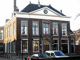 Statig patriciershuis van parterre en verdieping