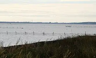 Het fjord gezien vanaf Alrø, met de haven van Horsens op de achtergrond.