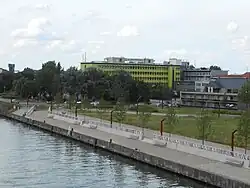 Het kanaal Brussel-Schelde, met op de achtergrond ziekenhuis AZ Jan Portaels