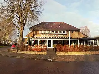 Aanzicht in 2023. Het hotel draagt dan de naam Het Wapen van Vries