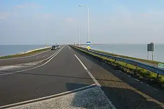 De Houtribdijk, met daarop de provinciale weg N307