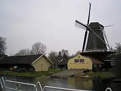 Houtzaagmolen De Ster gelegen tussen beide gedeelten van de Leidsekade