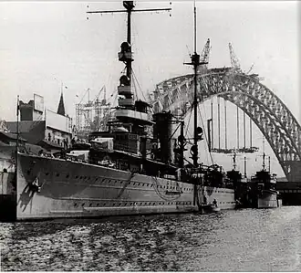 Hr. Ms. Java afgemeerd in Sydney in 1930, daar achter de De Ruyter en Evertsen. Met op de achtergrond Sydney Harbour Bridge.