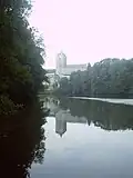 Kasteel Kost met een weerspiegeling in de vijver "Bílý rybník"