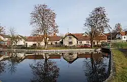 Huizen aan de dorpsvijver (2009)