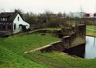 Huis te Woude, met de deels nieuw opgemetselde muren