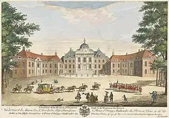 Voorzijde van Huis ten Bosch na de uitbreiding in 1733-1737, ingekleurde prent door anonieme kunstenaar
