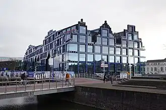 Huis van Delft, de kopse kant: contouren van Oostindisch Huis, geboortehuis Hugo de Groot en woonhuis Piet Hein.