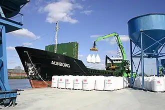 Belading van de Noorse Aunborg in 2007 met big bags