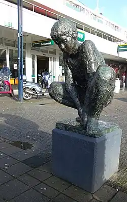 Hurkende Jongen van David de Goede op de kop van Tussen Meer op het Osdorpplein.