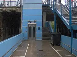 Lift en trappen op Station Husum