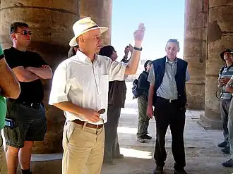 Huub Pragt in de tempel van Karnak