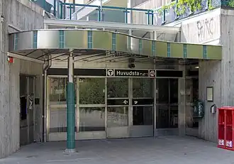 De ingang van het station