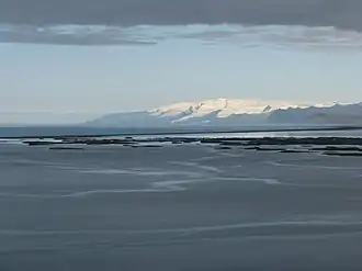 Hvannadalshnúkur in de ochtend met Höfn in de zee.