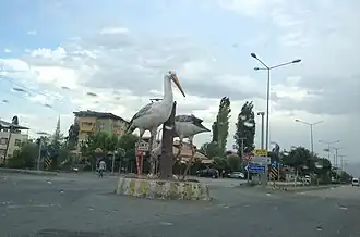 Het symbool van Iğdır: de ooievaar, staande op een kruising op de hoofdweg Evren Paşa Cd. in Iğdır