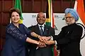 Singh met de toenmalige presidenten Jacob Zuma van Zuid-Afrika en Dilma Rousseff van Brazilië (2012)