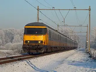 Een intercity passeert de locatie van de voormalige stopplaats Rande