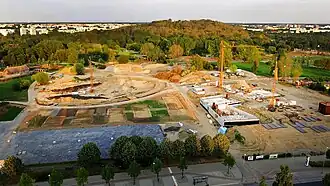 de hoofdingang in 2015