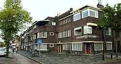 Woning en winkelcomplex in de verstrakte vorm van de Amsterdamse School