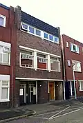 Bedrijfspand met bovenwoning in de stijl van de Amsterdamse School