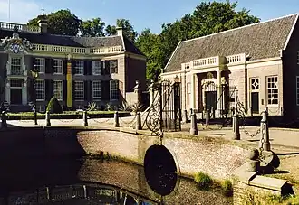 Brug met toegangshek van kasteel Groeneveld