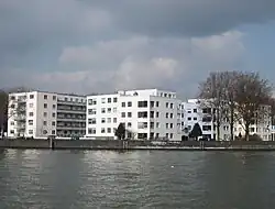 Het IJplein vanaf het IJ.