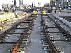 Nieuwgelegde tramrails voor de IJtram op de De Ruijterkade; 14 januari 2004.