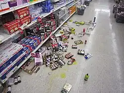 Levensmiddelen zijn uit de schappen gevallen door de beving.