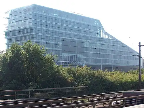 Het gebouw gezien vanaf metrostation Amstelveenseweg