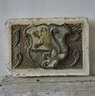 Oude gevelsteen met vroegere wapen van de gemeente Winkel en het bouwjaar 1599.