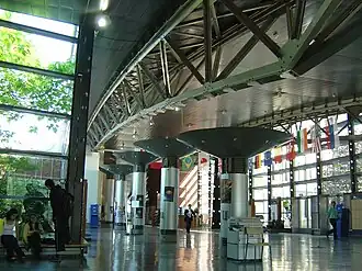 Ingang van een campus van de universiteit