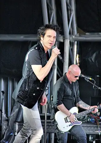 De band Train met Zanger Pat Monahan op de voorgrond (2011)