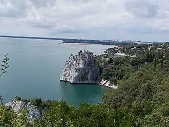 Uitzicht op het oude kasteel van Duino. Daarachter het noordelijkste deel van de Golf van Panzano, in de richting van Monfalcone.