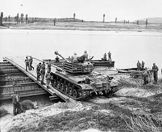 Een M46 rijdt op een Brits ponton tijdens de Koreaanse Oorlog begin jaren vijftig.