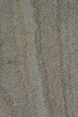 Een blokje Ibbenbürener zandsteen, zoals deze ook te Recke gedolven wordt.