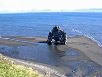 De "drakenrots" Hvítserkur met op de achtergrond het schiereiland Skagi.