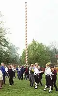 Dorpsbewoners en Morris man dansen rond de Maypole, Ickwell, Bedfordshire, 1 mei 2005
