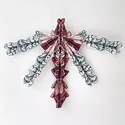 Papieren libel gemaakt van gevouwen vliegtuigvlinders hangend in museum Flehite Amersfoort 2023