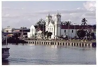 Katholieke kerk Nossa Senhora Sant'Ana in het centrum van Igarapé-Miri gezien vanaf de gelijknamige rivier