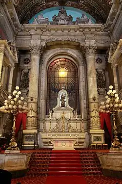 Het hoofdaltaar van de kerk.