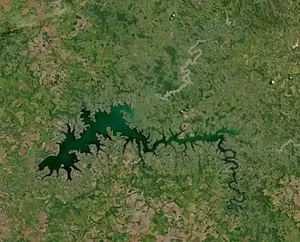 Satellietbeeld van het Lago das Brisas stuwmeer