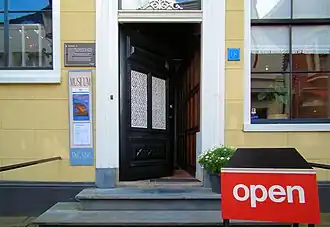 Ingangspartij aan de Dijkstraat.