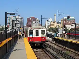 Een metro van de rode lijn komt via de brug over de Charles het station Charles/MGH binnen.