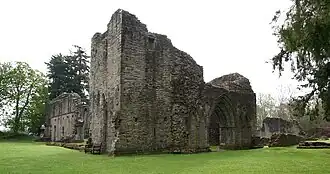 Inchmahome Priory vanaf het noordwesten met vooraan op de hoek de toren van de kerk.
