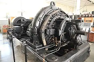 achteraan de inductiemotor en voorop de hoogfrequent generator