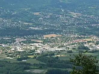 Meylan met vooraan de A41 en daarachter de wijk Inovallée